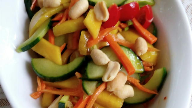 ze dazu etwas ziehen lassen. Erdnüsse zur Deko darüber.