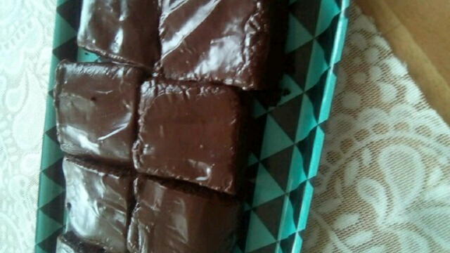 hren 🔼 Schokosauce,Mehl und Kakao darunter rühren und bei 180 Grad für 25 min backen.🔼 Auskühlen lassen und dann die Glasur 100 Vollmilch, 50 Zartbitter und Sahne geschmolzen darüber.