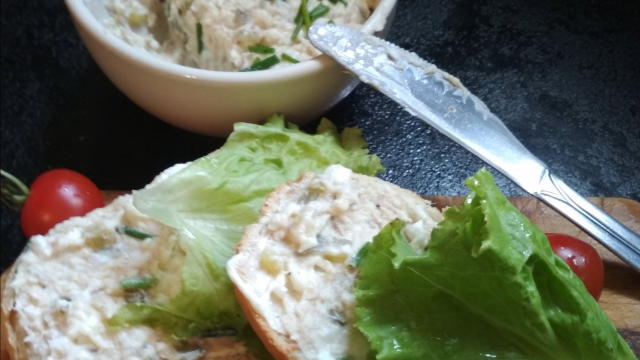 m wymieszaj i gnieć widelcem. Dodaj jogurt i przyprawy. Można dodać szczypiorek. Smacznego!