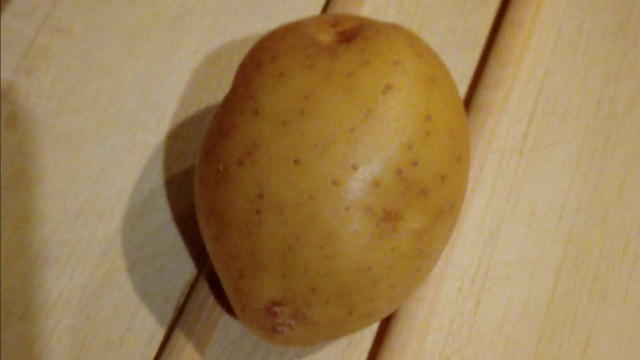 Durch die Stäbchen schneidet man nicht ganz durch. Kartoffeln etwas auffächern, Gewürze und Öl darüber und ca. 40 Minuten bei 180 Grad Ober/Unterhitze backen.