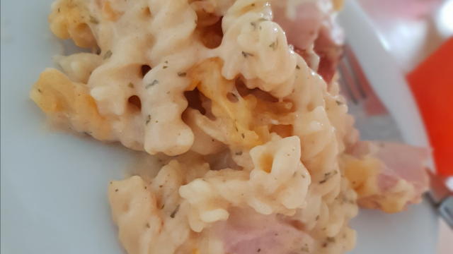 rüber in Würfel schneiden. Denn Ofen vor heizten 200C Umluft. Zur Soße statt sahne haben wir cream frech genommen 3 Stück. erst 400ml Wasser dann die Soße unterrühren nach Wahl dann die 3 cream frech dazu dann aufkochen lassen dann über die  Auflaufform kippen. Dann kommt noch Streu Käse drüber und dann für 30min backen lassen. Und fertig:)