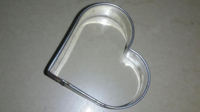 mi caso utilice un molde de corazon de 5cm vertical y 7cm horizontal.