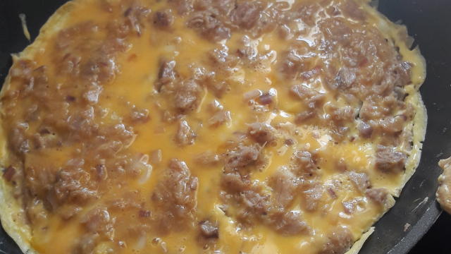 orra bem o atum em lata e junte à cebola, bata dois ovos e junte ao atum e a cebola. Deixe fritar a gosto de ambos lados.