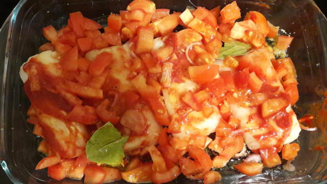  cubos e o tomate. Coloquem em cima dos lombos a cebola e o tomate, tempere com alho azeite pimenta  louro e massa de pimentao.