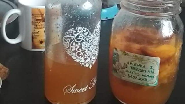 k żeby brzoskwinie zajęły prawie cały słoik), zasypać 3/4 szklanki cukru i zakręcić. Zostawić na tydzień w nasłonecznionym miejscu potrząsając kilka razy dziennie słojem. Po tygodniu zalać owoce z sokiem spirytusem i zostawić na kolejny miesiąc. Na tym etapie słój należy odstawić w zaciemnione miejsce, najlepiej chłodne. Po miesiącu przecedzić owoce na sitku do czystej butelki, zakręcić i schować na ok 6 miesięcy.