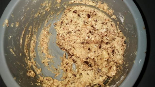 ingura si modelati biscuitii dupa bunul plac. Se coc in tava la 180°C timp de 10-12 minute