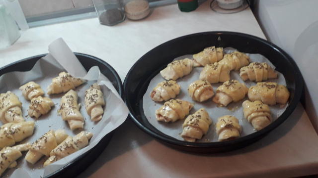 kim semenkama il morskom solju. Uključiti rernu da se zagreje na 200 stepeni. Peći dok ne porumene po vašem ukusu. Prijatno! ❤