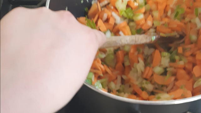  soffriggere in un goccio di olio e burro .