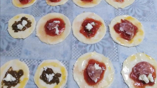 mo con una forchetta.Aggiungiamo sempre al centro la passata di pomodoro condita in precedenza con olio sale e origano poi mettiamo la mozzarella e fette di salame. Altri possono essere conditi con paté di porcini, mozzarella o qualunque altro ingrediente.