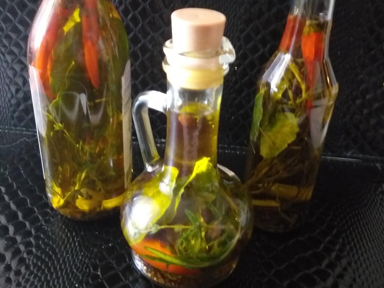 Острое масло рецепт. Ароматизация масла чесноком. Грузинские ароматные масла. Розмарин и перец. Ароматизация масло и уксус пряными травами.