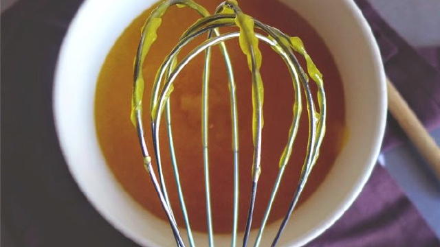 orma a obter um xarope, não deve ultrapassar os 80ºC Verter em fio o xarope sobre as gemas de ovo batidas, sempre a bater até que a mistura esteja fria e com uma consistência gelatinosa.