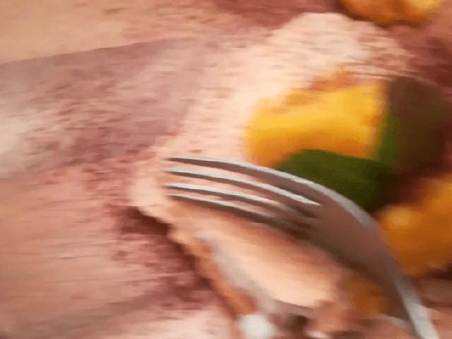 con una spolverata di cacao amaro, il mango e la menta