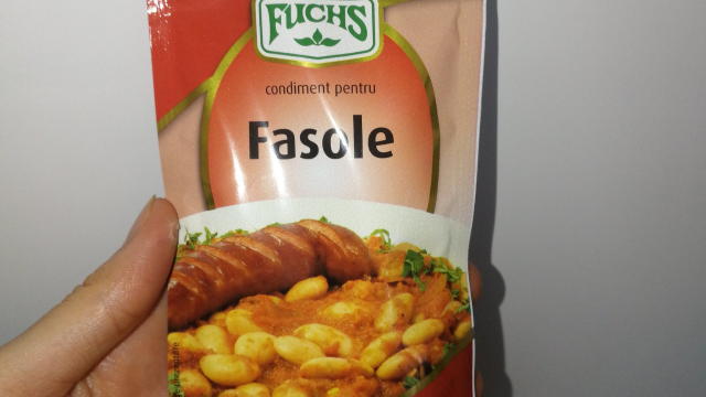  bulion cu o lingură de făină și adăugăm peste. Dacă sosul este prea gros mai adăugăm apă caldă si mai lăsăm să dea un clocot.