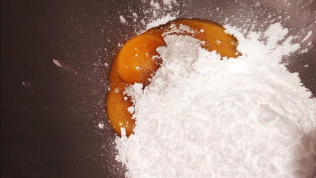 mentu aż mocno pojaśnieją i zwiększą objętość. Cały czas miksujac dodaj mleko, a następnie spirytus. Likier przelej do butelki i wstaw do lodówki na co najmniej dobę.